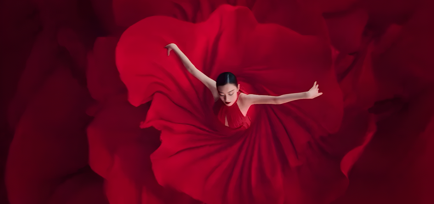 Image en mouvement de la mannequin dans une robe rouge